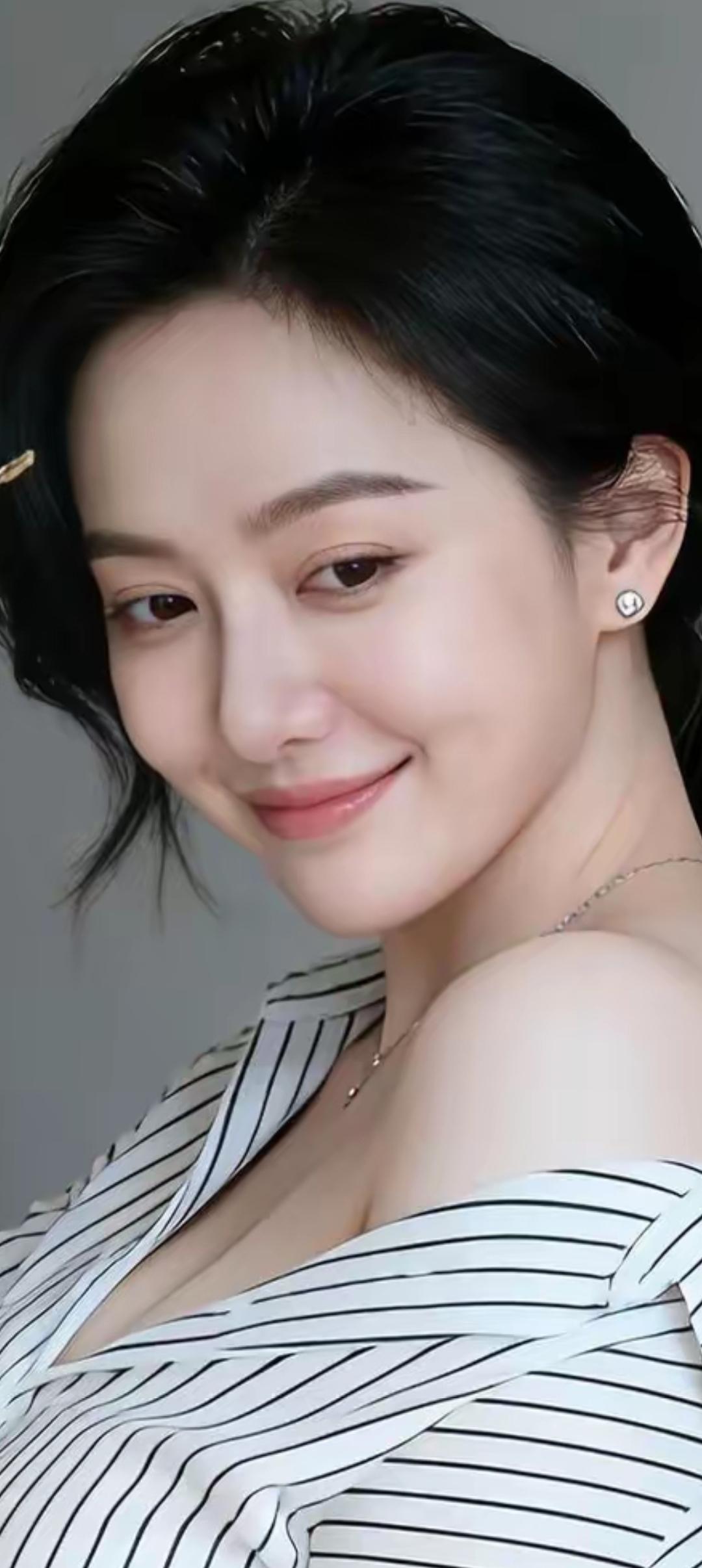 优雅黑发，条纹衬衫，微笑迷人，气质满分！