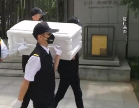 “冤不冤？”8月30日报道，山西忻州，一殡葬店老板碍于情面，帮客户看墓地风水，只