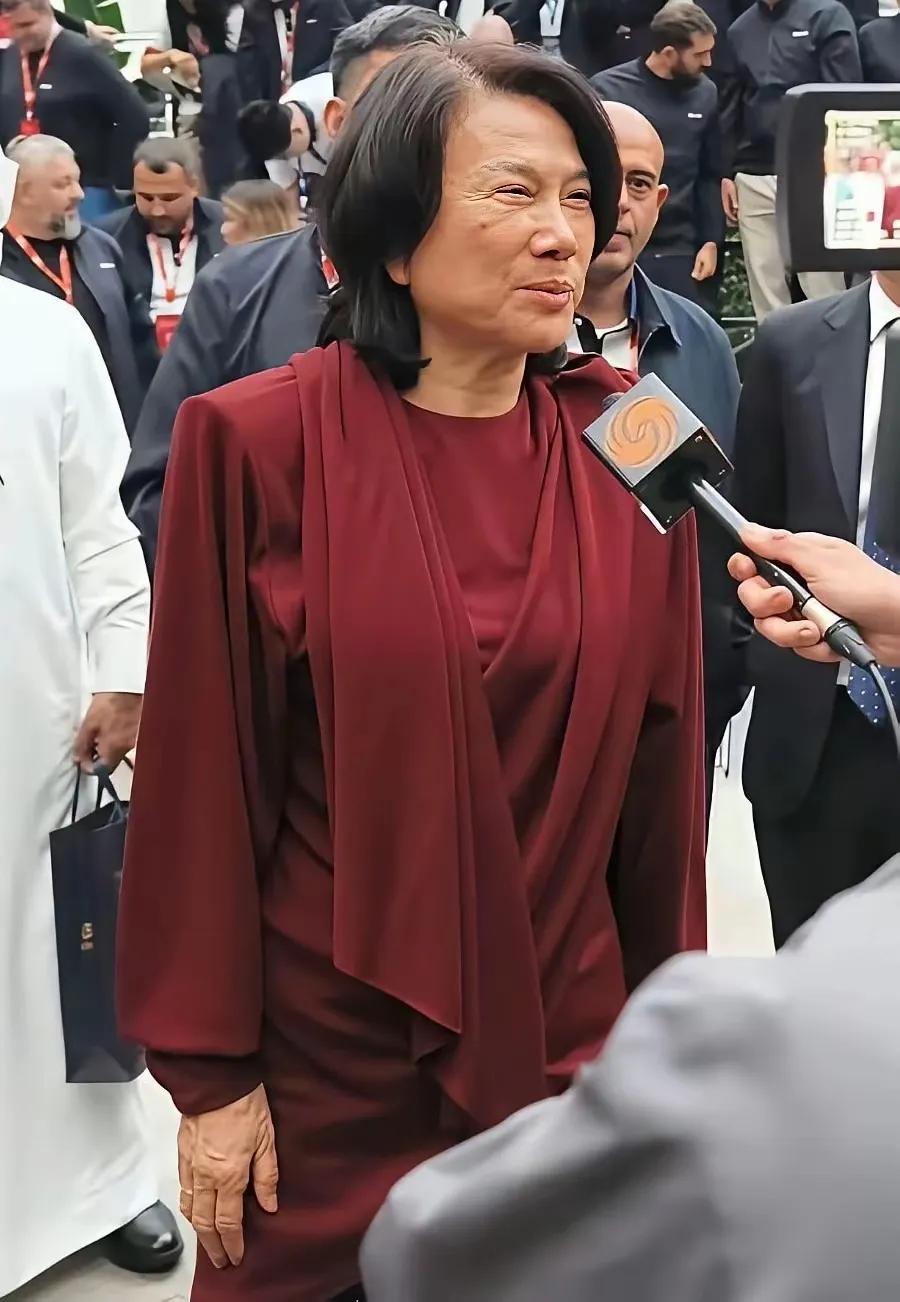 万万没想到，电视上看起来那么神采奕奕的女神，现实中老成这样了……[泪奔]