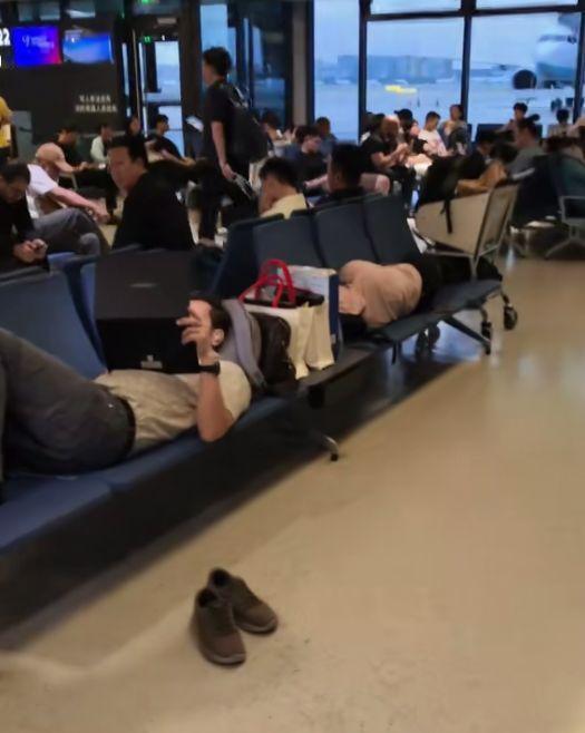虹桥机场外籍旅客脱鞋躺占6座：劝阻半小时无效，机场称不分国籍


10月16日，