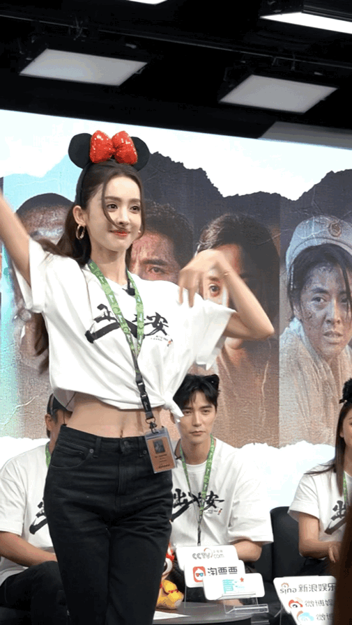 娜扎近日参加活动中这新疆舞跳的很地道，不光人美肤白大长腿，腰还细，真的让人羡慕。