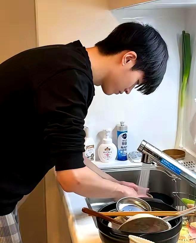 上海有个年轻人，把工作一放，回家专门照看六位老人。
外人一听就说他“躺平”，可把
