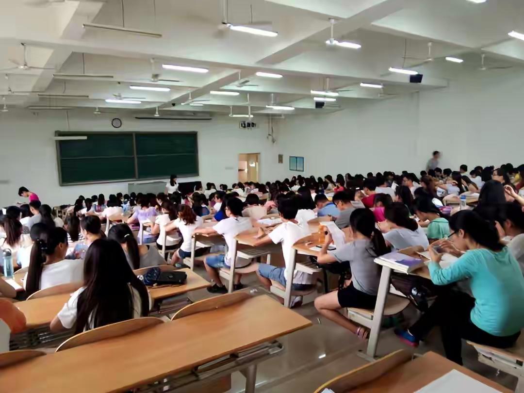 熬过高考以为迎来自由，不少新生没想到，如今的大学竟一步步变成了“第二个高中”。强