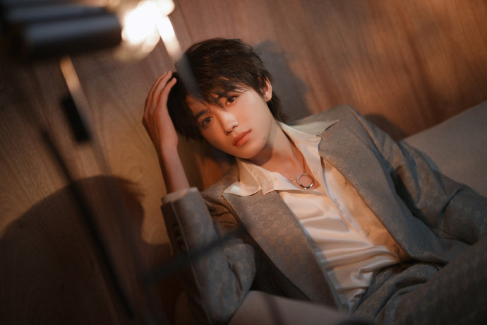 宋亚轩2025最受年轻人喜爱明星  2025微博娱乐白皮书 官宣！宋亚轩凭清爽少