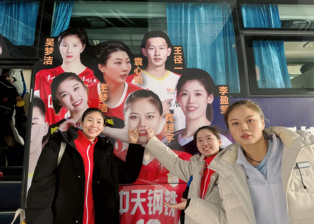 #龚翔宇#【女排活宝三人组】在排超全明星赛前，在大巴前，女排队员倪非凡和高意指着