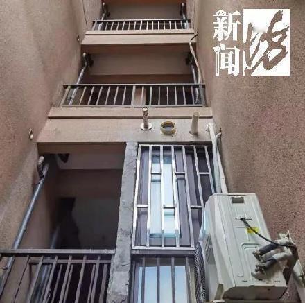 厚颜无耻！浙江一男子，得知女子丈夫和婆婆不在家，深夜爬上女子家的二楼，想翻墙进入