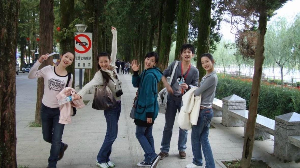 杨洋李沁体面杨洋和李沁年少时期的缘分总让人感慨万千。一个当年是军艺的校草，舞蹈功