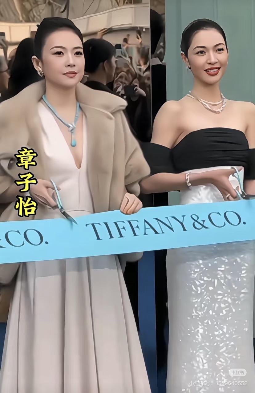 章子怡不愧是国际章，公共场合掉脸子满脸的看不上
我终于知道为啥大家都说章子怡厉害