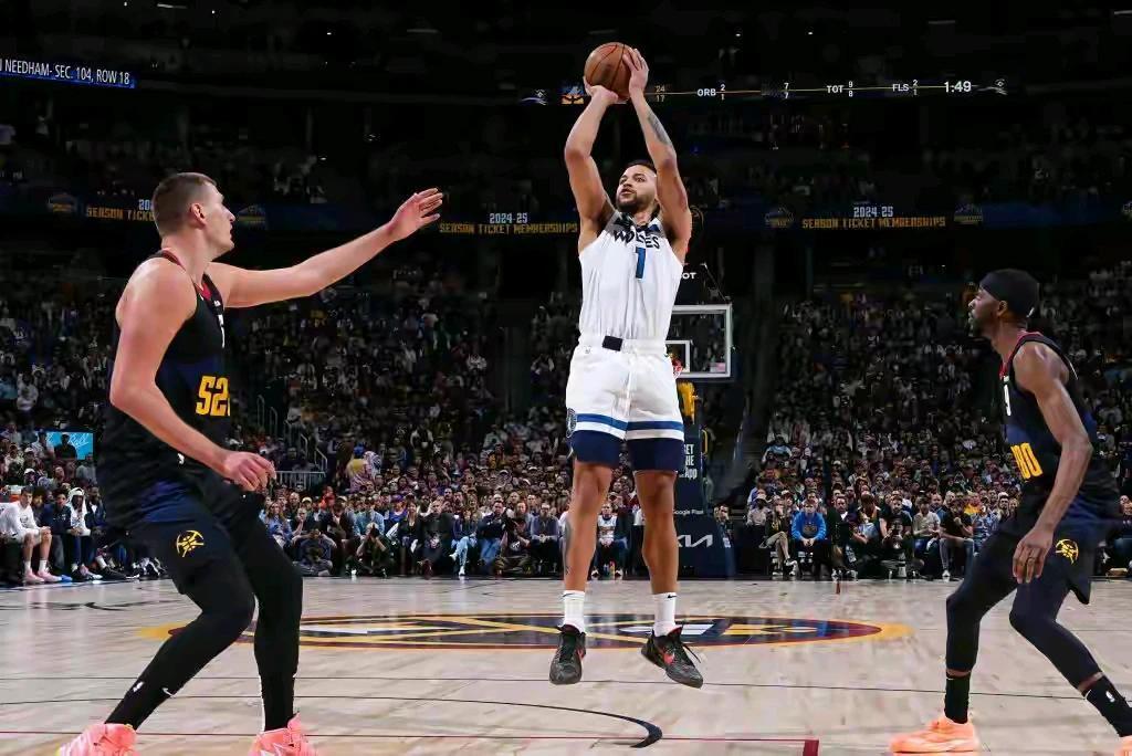 森林狼送走三个状元郎，留下爱德华兹和唐斯，最终组队成功了。
第一，森林狼曾经用乐