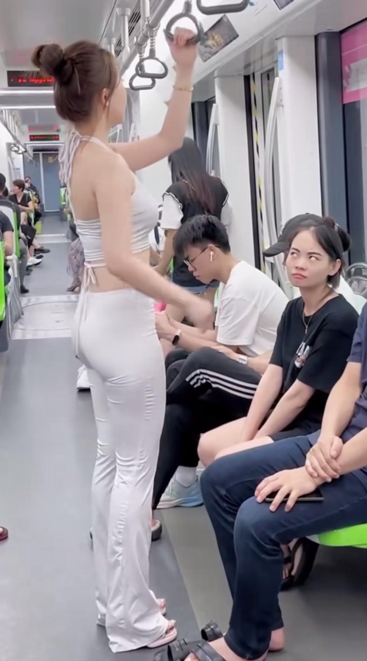地铁上这样穿搭好不好看？这是嫌弃的小眼神，这个表情就可以看出来，这个女士三观很正