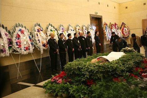 2009年，闫怀礼的葬礼上，一张罕见的留影，这位老戏骨1936年生于河北唐山，1