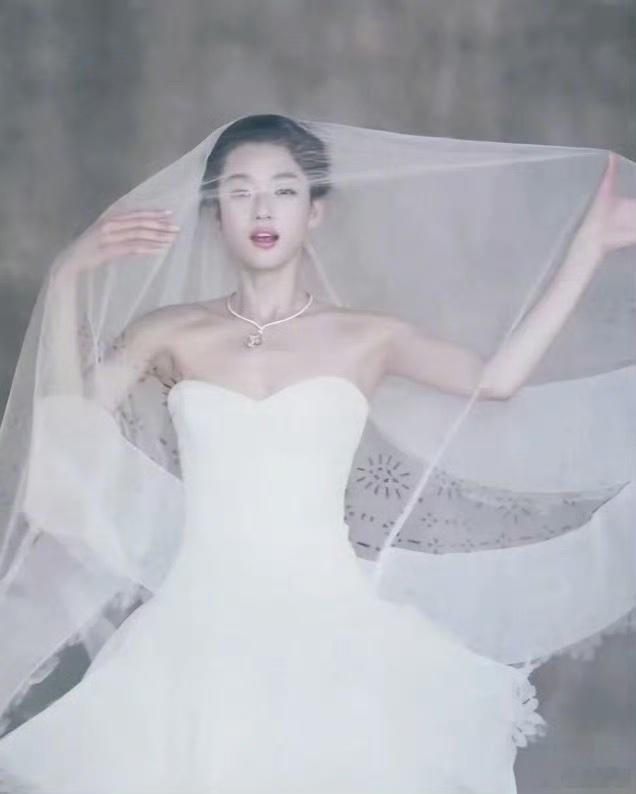 全智贤未公开婚纱照尘封十四年婚纱花絮曝光，穿上婚纱的全智贤优雅氛围感直接拉满！ 