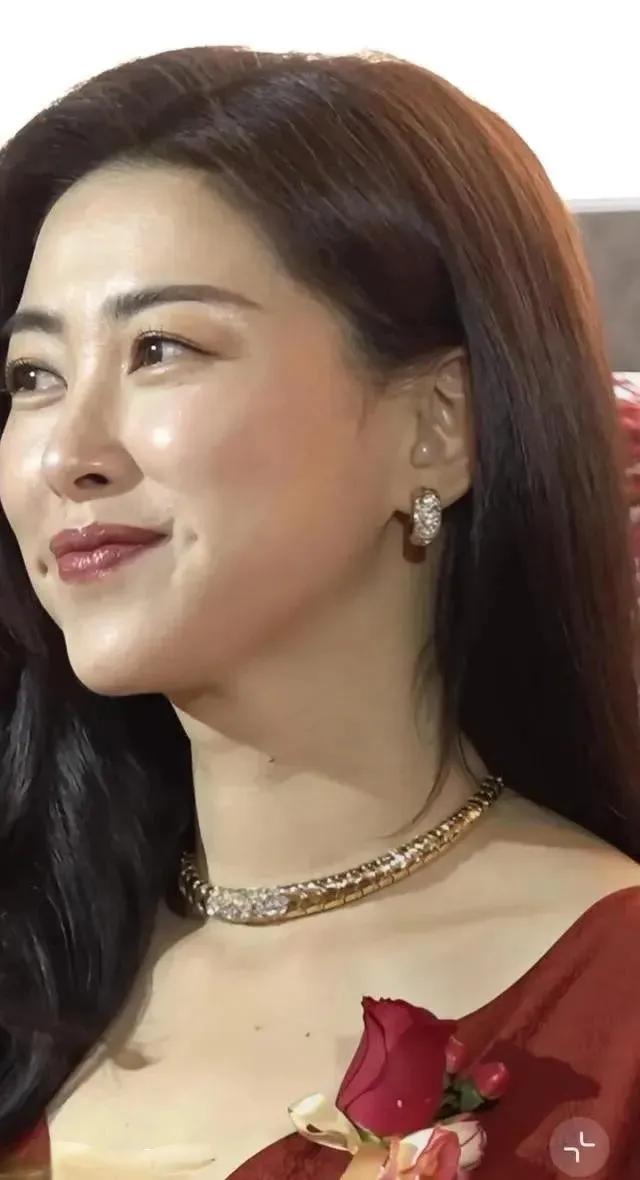 我觉得她不是美女，看不出有什么韵味，也没有什么高贵的气质，看着就像邻家那个爱说爱