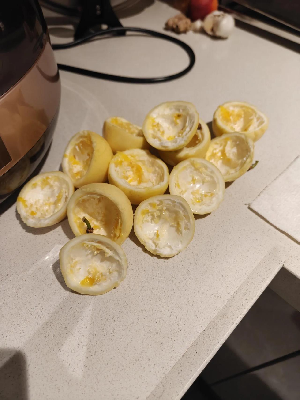 百香果吃多了有危害吗？
老婆迷上了百香果，连吃两周了，吃完就买。
一次吃这么多，