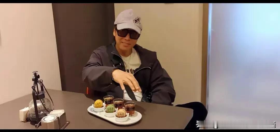 甄子丹老师吃的是什么料理？感觉是茶点，那三小盆像果冻一样的东西，又是什么？有吃过