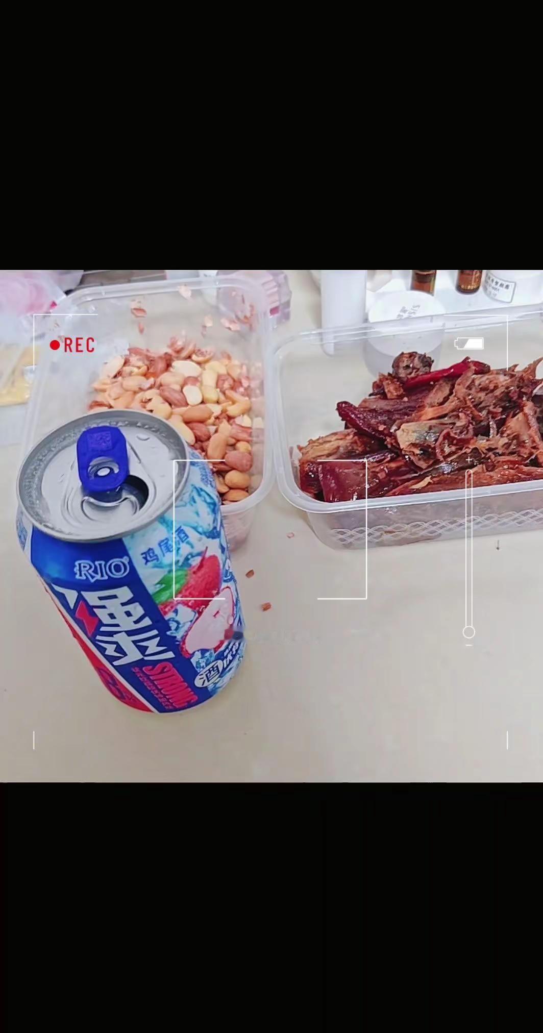 🥂成年有酒，偶尔喝到微醺， 一个人独饮，自由、自在、甚好。