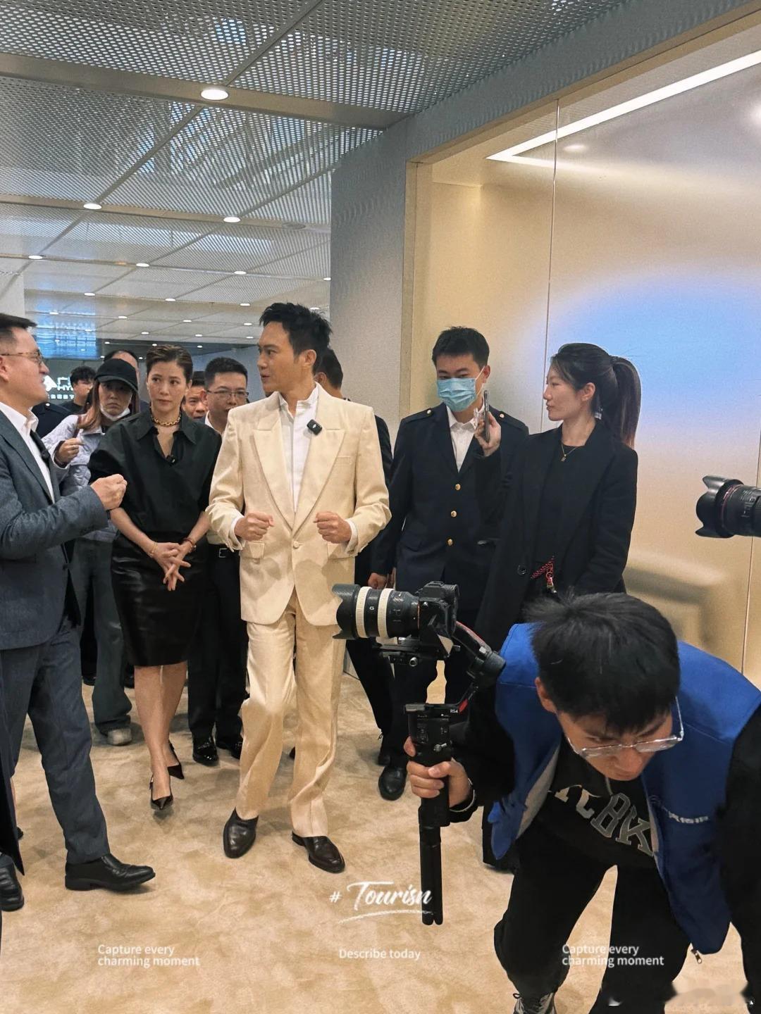 张智霖听到袁咏仪说不买了的表情 靓靓和智霖哥每次出场都好有料~之前在广汽埃安I6