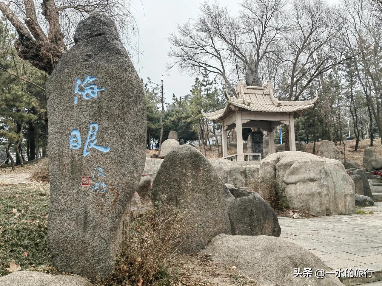 今天，逛了逛安丘青云山，山中冷清与滑雪场的热闹对比鲜明，正在布置的彩灯，为春节增