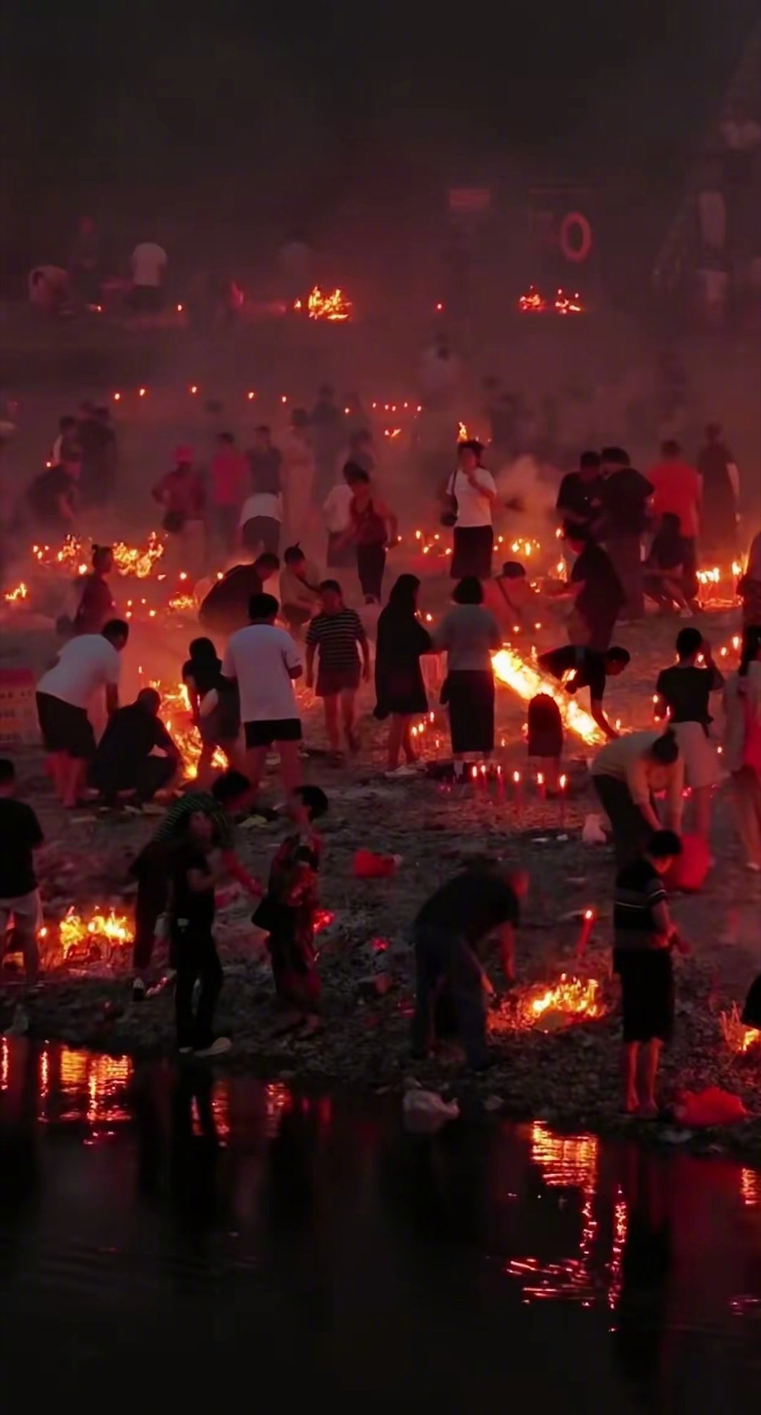 每年的中元节，贵州某些地市的祭祀场面真的好震撼。 ​​​