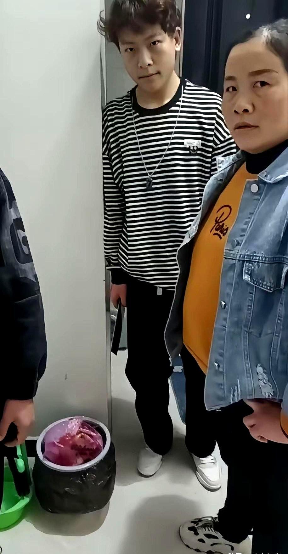 二婚带娃这件事，真不是一句“搭伙过日子”就能轻松带过去。
你辛辛苦苦把人养大，结