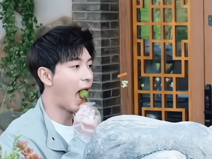 问:如何快速看到拓拓的可爱？答:给娃口好吃的~    陈星旭炎拓📚陈星旭枭起青