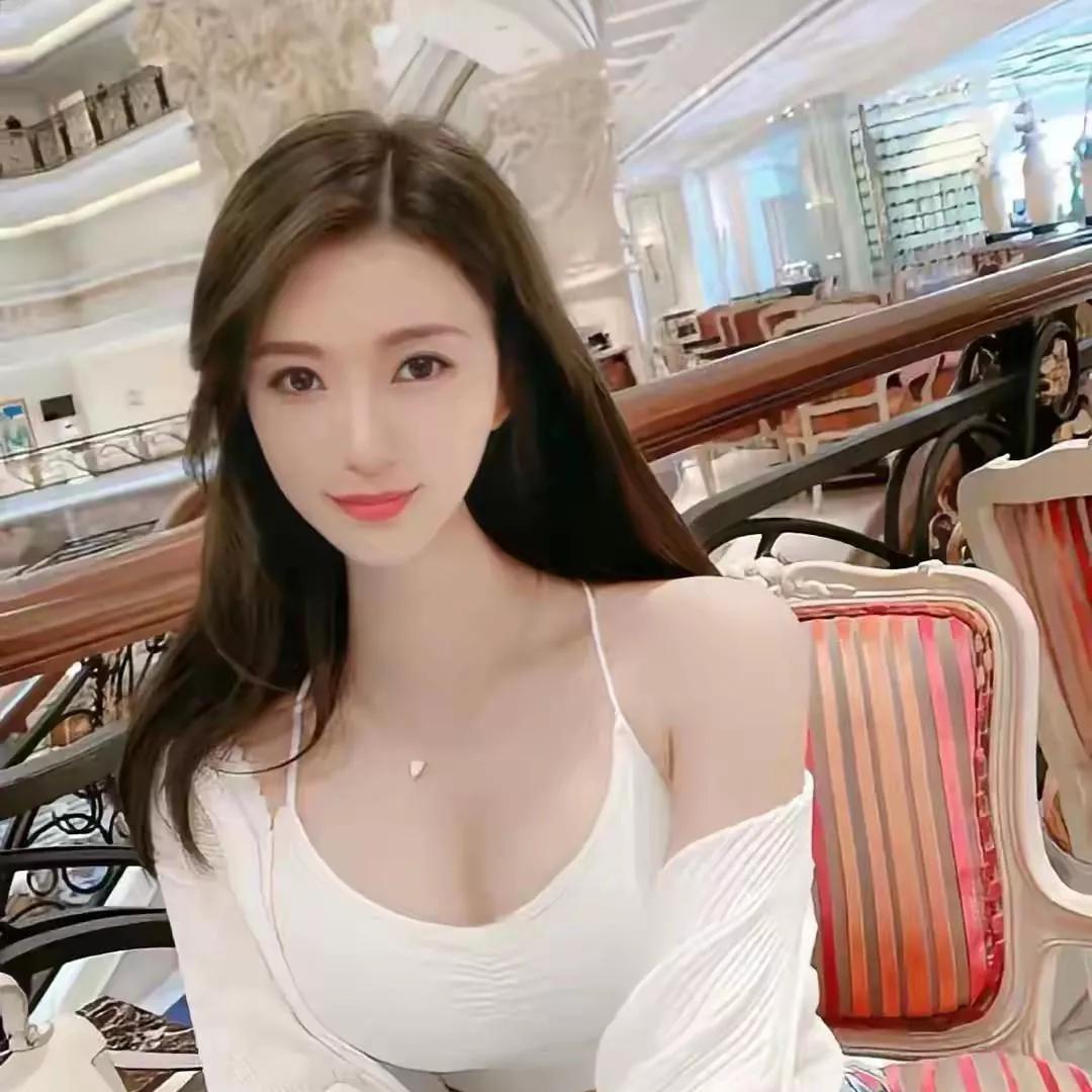 白衣美人坐，红椅映风姿。古典红裙佳人 红装美人照 绿裙美人自拍 红裙坐姿照 紫裙