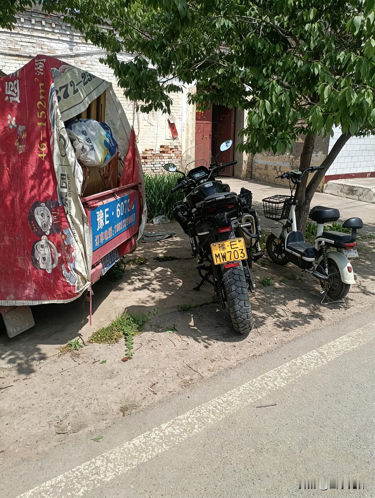 老家邻居有位80多岁的老奶奶，最近身体欠佳，可她家街门口从来没冷清过。
 
老人