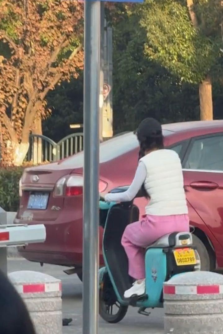 鹤男骑小电驴上班 看到鹤男骑小电驴的样子，突然懂了什么叫“新人美”！不摆架子不矫