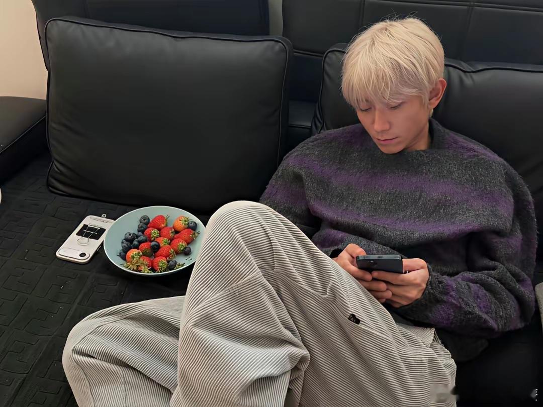 34岁张一山在新年和好哥们聚餐，他染了一头银发，身材很瘦，面相看起来太奇怪了！ 