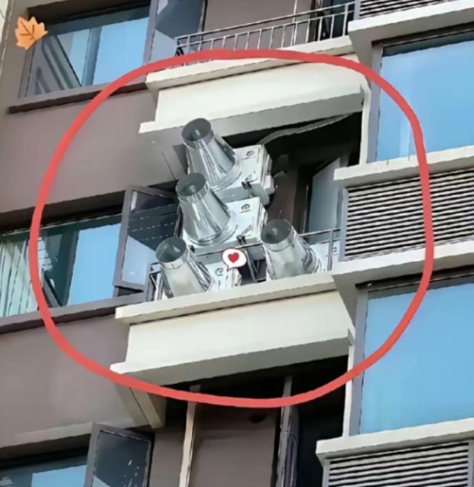 安徽一名男子出差回家后，觉得屋里太闷便打开窗户，意外发现对面住户外墙装了四根大管
