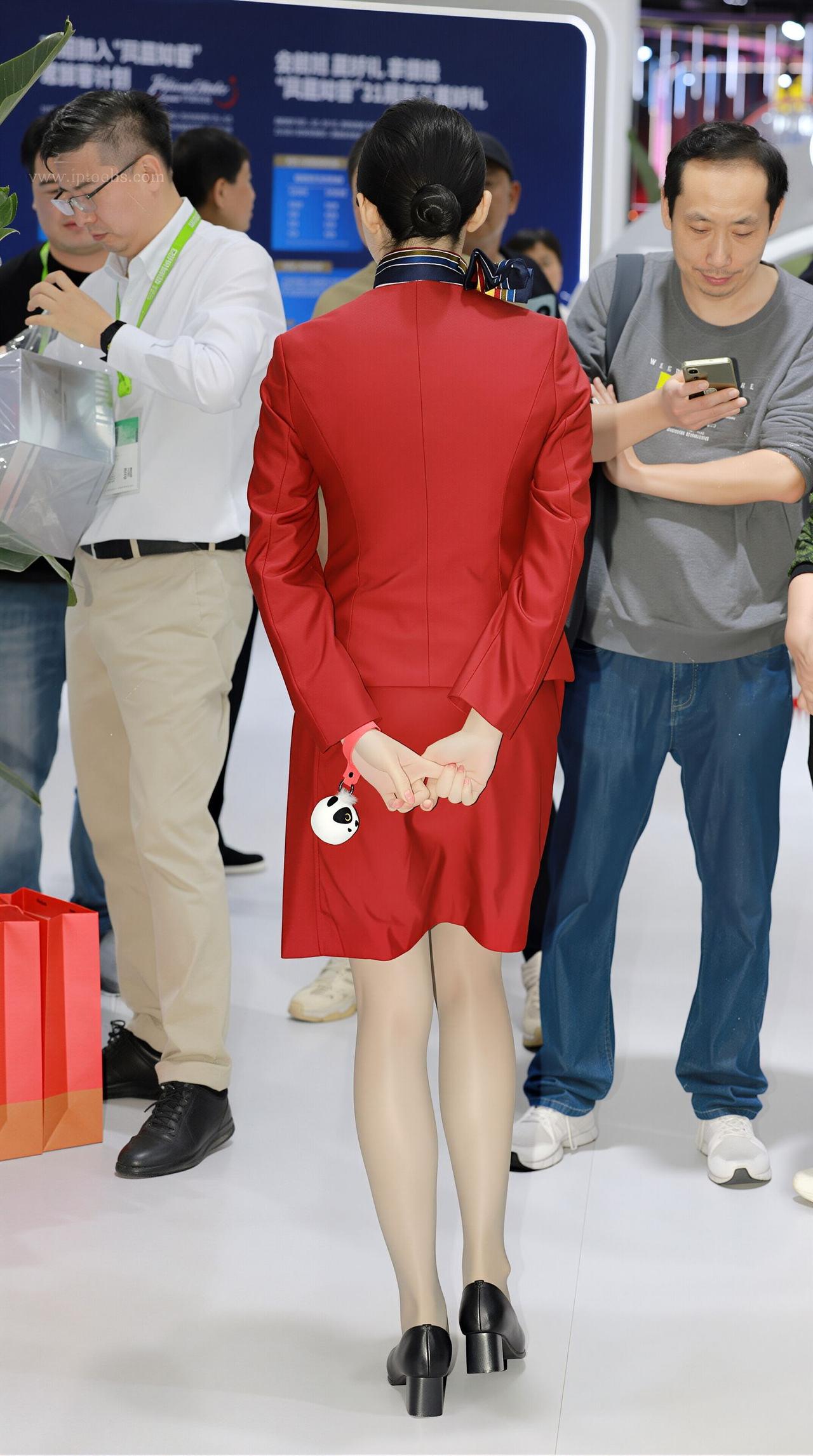 时尚穿搭指南：红色连衣裙搭配黑色高跟鞋，尽显优雅气质！