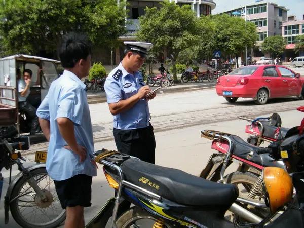 在中国最真实的一句话，：前面有交警查车！不管这个人是你熟人还是陌生人，请不要怀疑