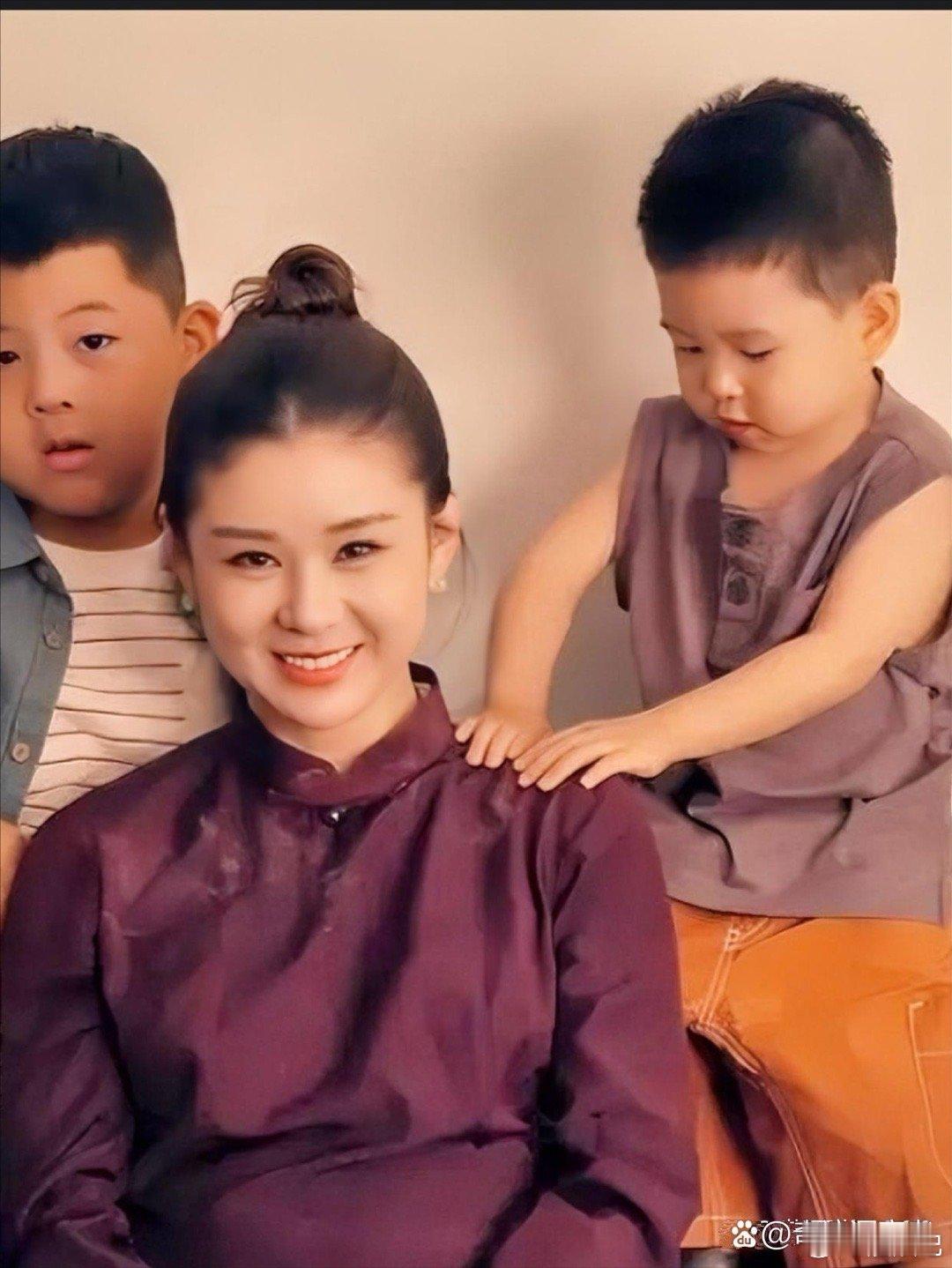 李小萌太幸福啦！老公不仅很爱她，还长得特别的帅。两个儿子不仅帅气，还是小暖男！ 