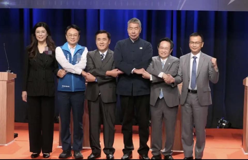张亚中猛揭郑丽文“老底”，背后原因太敢说！

国民党主席选举辩论会上，张亚中火力