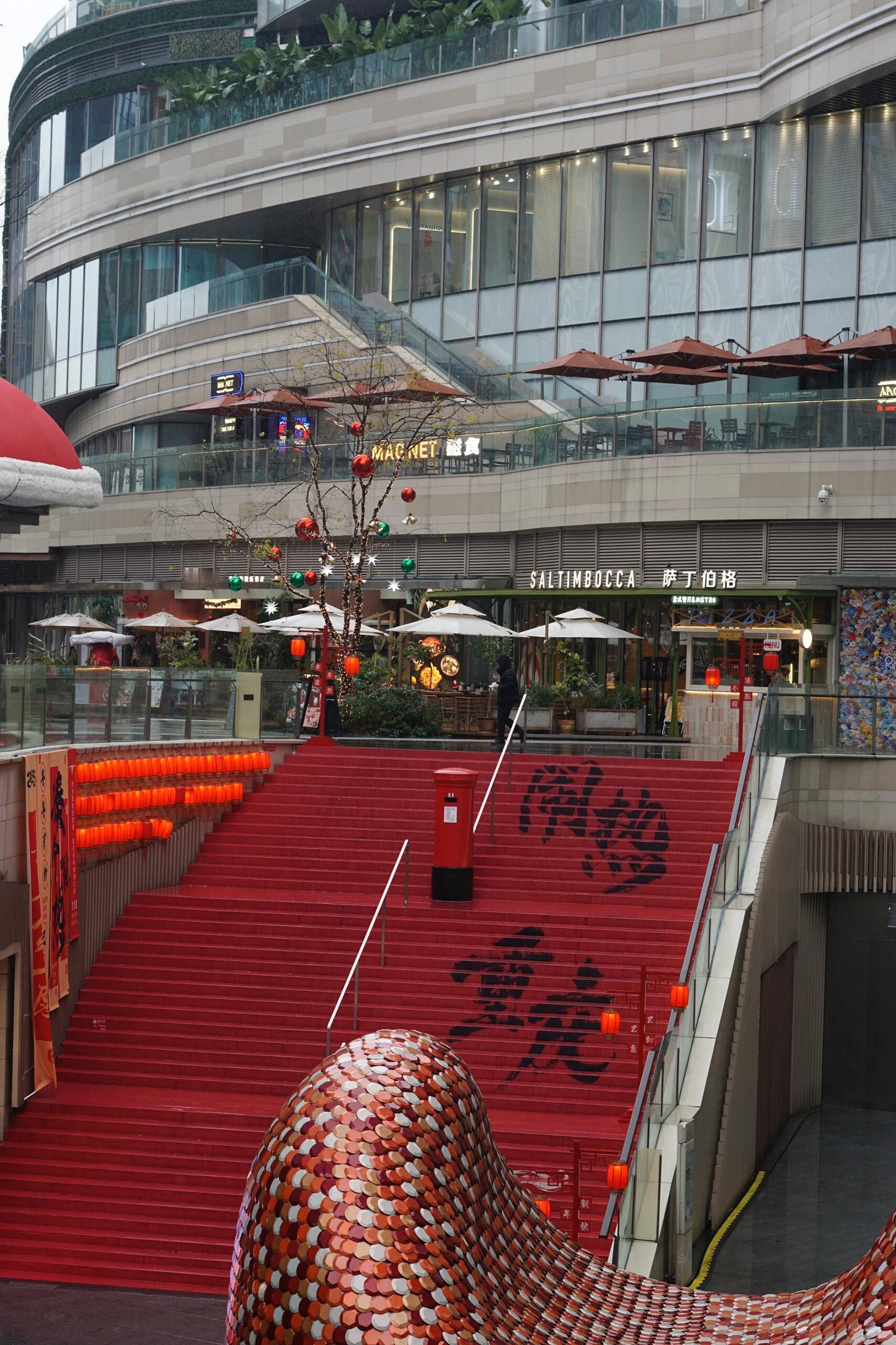 这才是新年氛围！被重庆这座城市的新年浪漫惊艳到了，红红火火的氛围太有年味了，细节