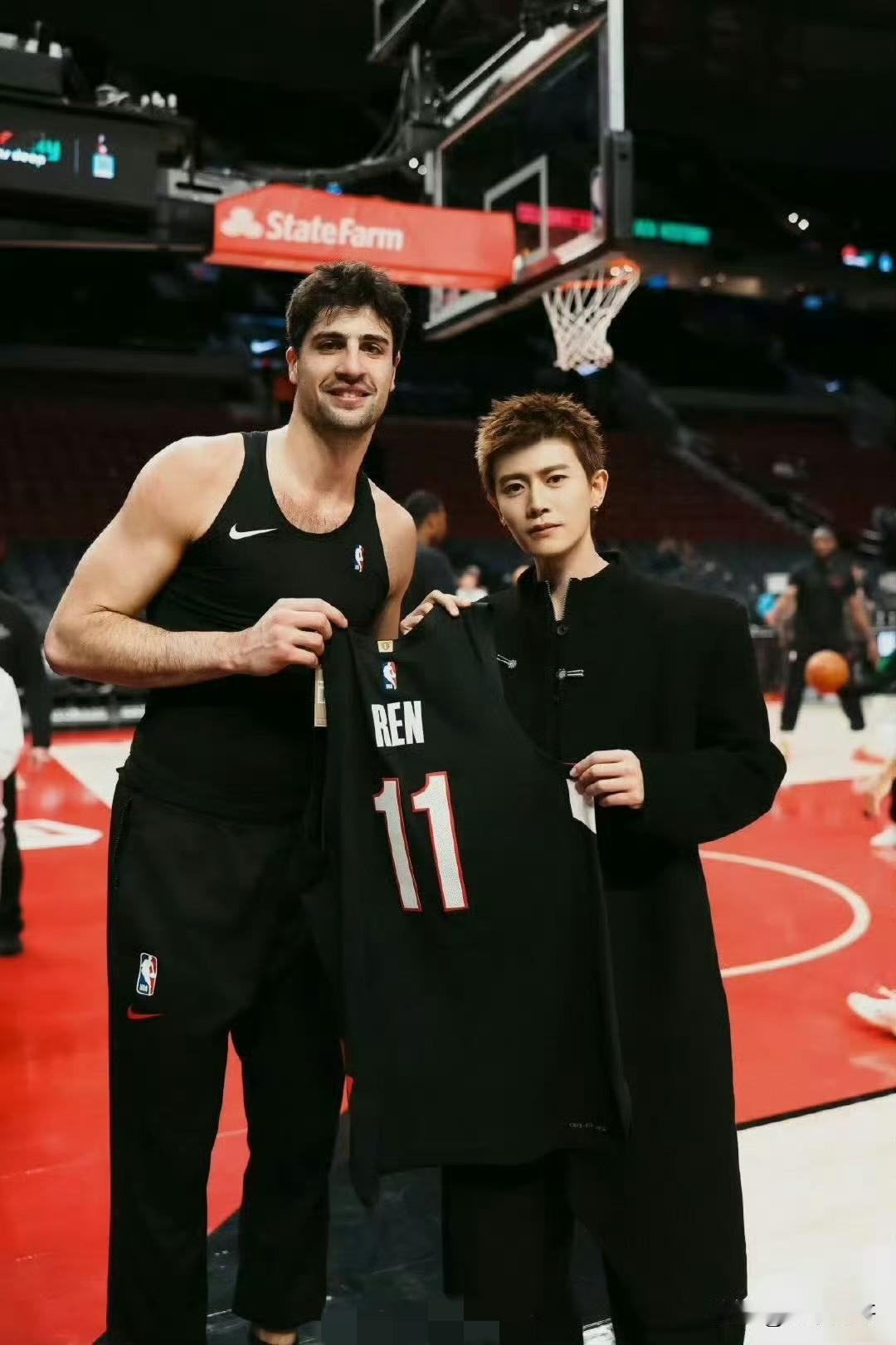 这个任好帅呀！
闪耀NBA，
头发长的真快，
这个刺猬发型干净利落，
配件新中式