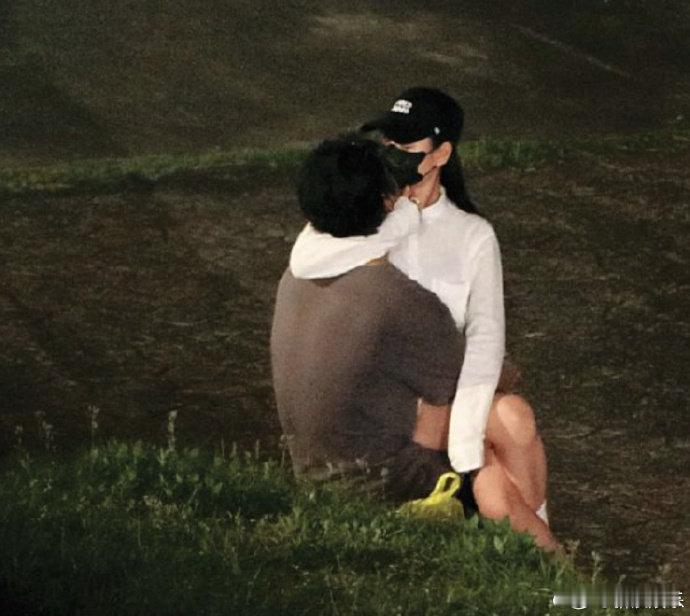 吴卓源承认与朱轩洋复合 22日，吴卓源发布手写信，承认与朱轩洋复合。她表示两人仍