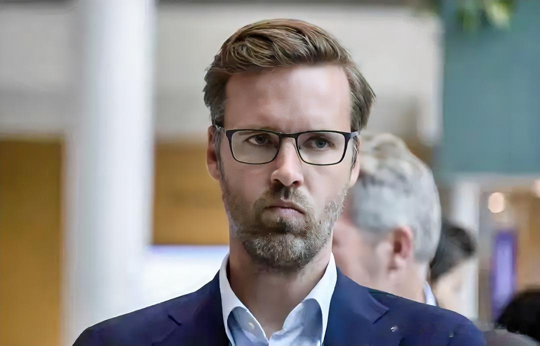 最近中荷在半导体领域的较量又升级了，内容全是真实可查的。荷兰新内阁刚上台没多久，