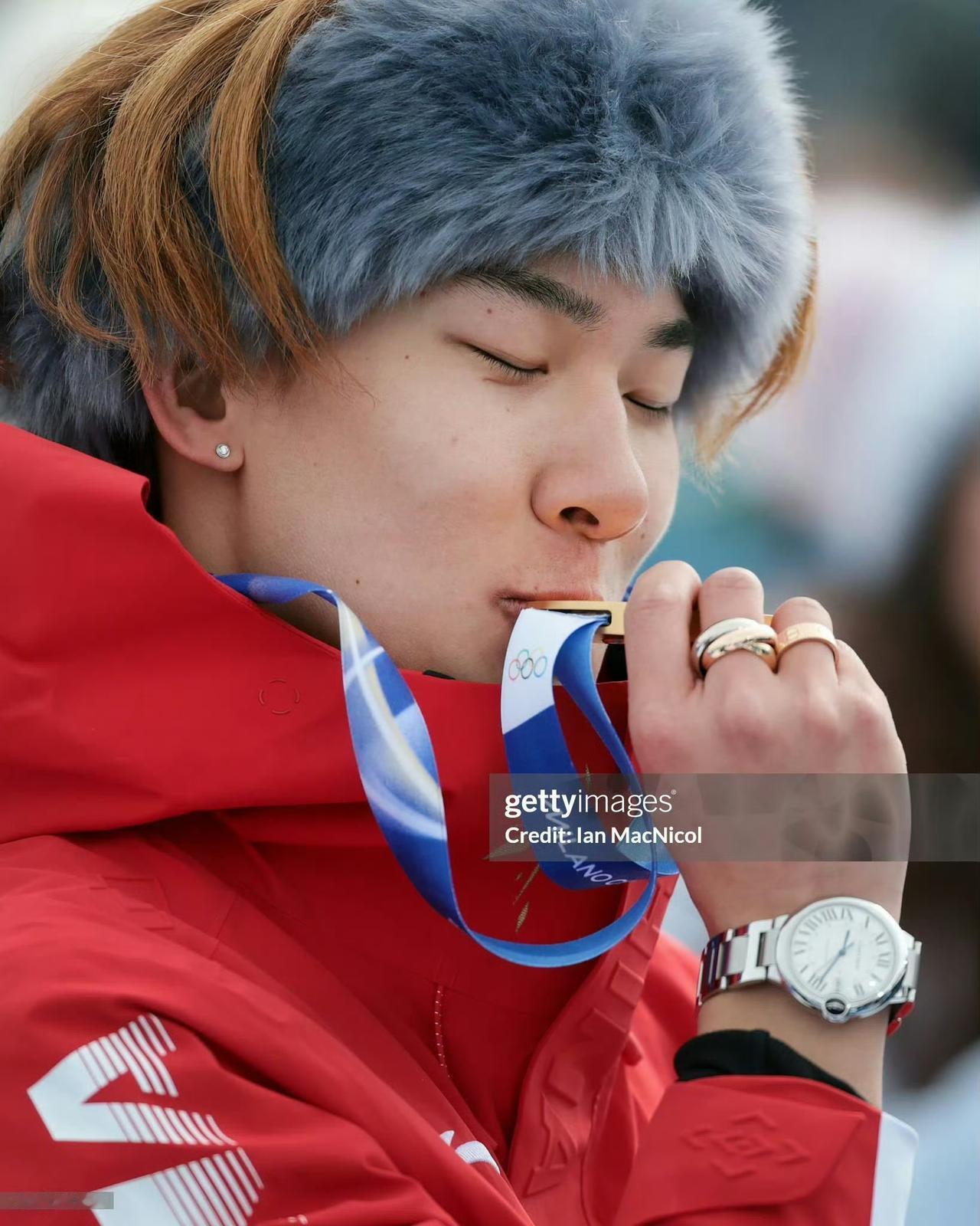 历届冬奥会中国队首金得主：

2002年盐湖城冬奥会
1️⃣ 短道速滑女子 50