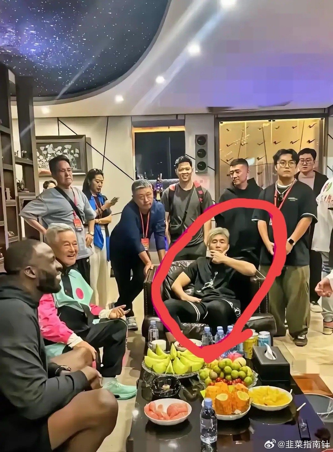 这个黄头发的人是谁，感觉比本山大叔还牛！ ​​​