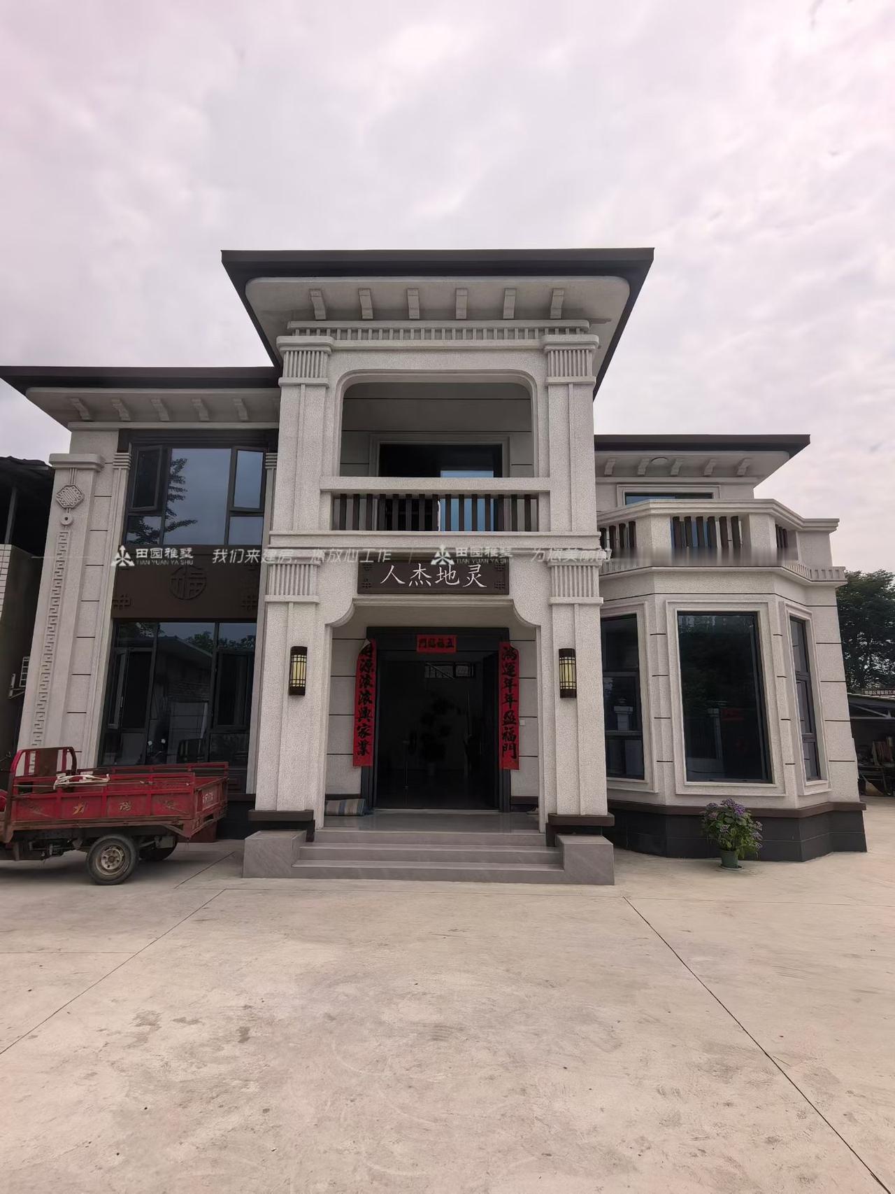 今天来到郫县，对去年完工的别墅项目做一次回访。
气派的别墅是业主一直以来的梦想，