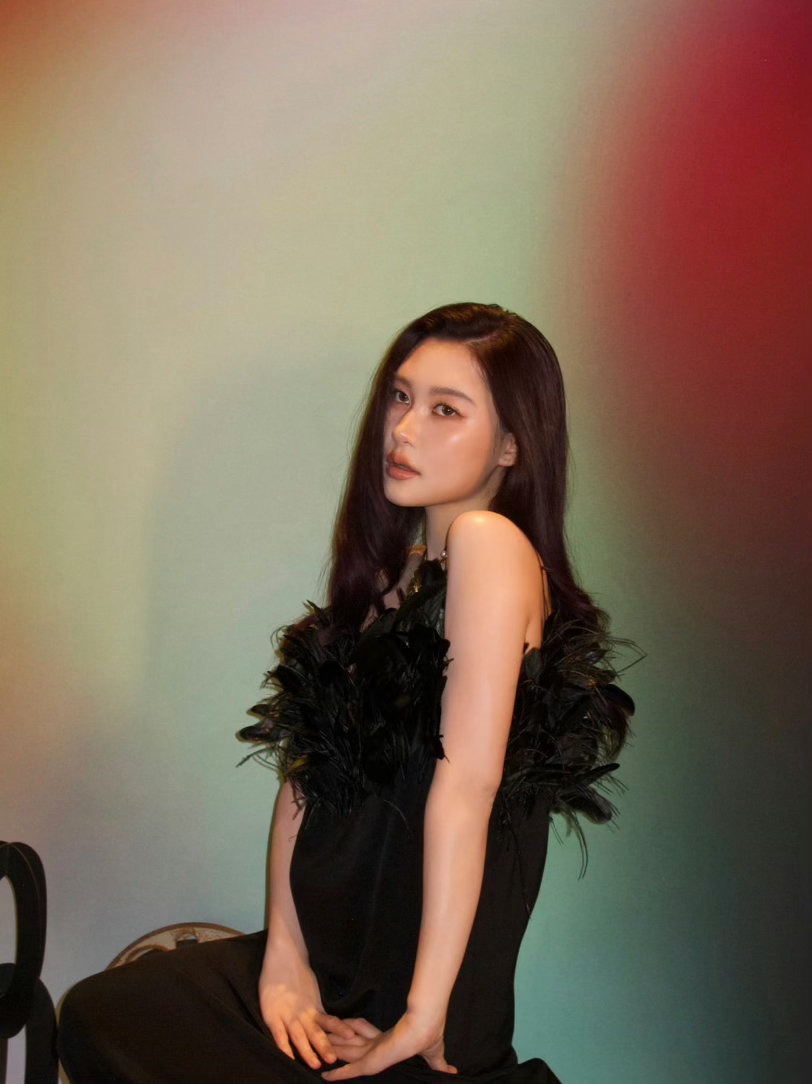 陈嫣冉赛博镜像大片 第一次解锁双刊封面就这么有质感。陈嫣冉像是从赛博世界里走出来