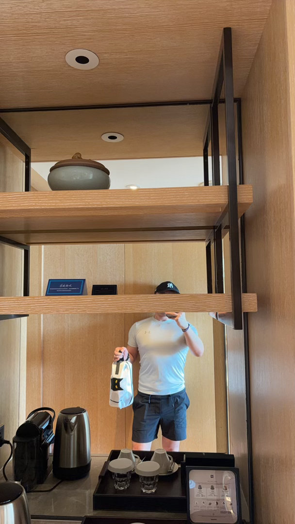 今天酒店有个活动来了很多韩国人，好几个服务生以为我也是韩国人，一直跟我说英语，我