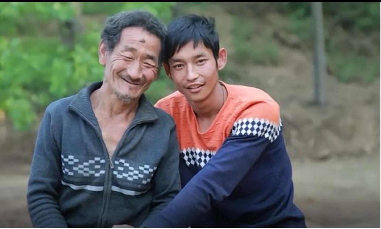 生来报恩！残疾弃婴被养父捡回，25年后爬行养子盖房养老，亲生父母悔断肠

生来报