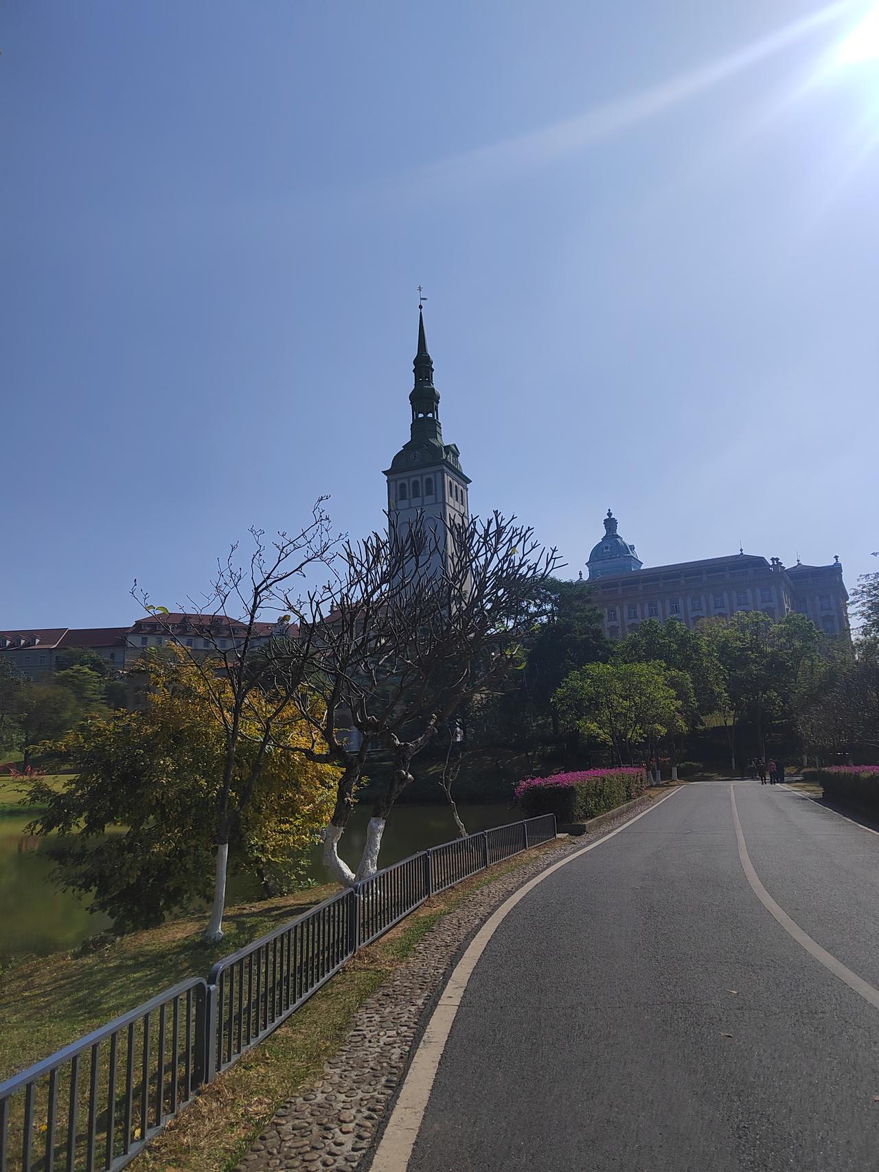 晒图笔记大赛松山湖华为小镇。从深圳过来发现东莞还是真的太偏僻了。