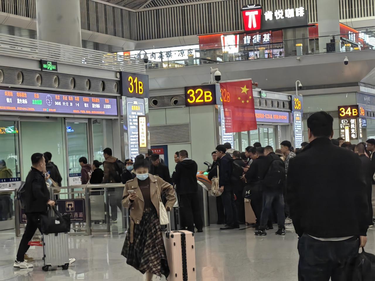 2025年10月9日下午五时，西安北站仍然挤满了返程旅客。从高铁时刻表看，好多人