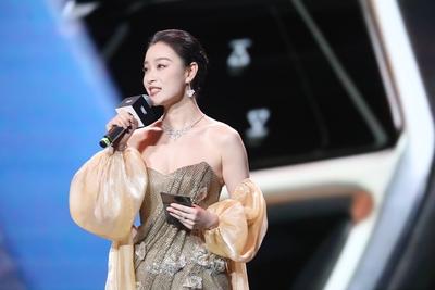 倪妮一袭抹胸长裙
出席凯迪拉克新品凯威德上市发布会
贵气飘飘不失时尚性感
越看越