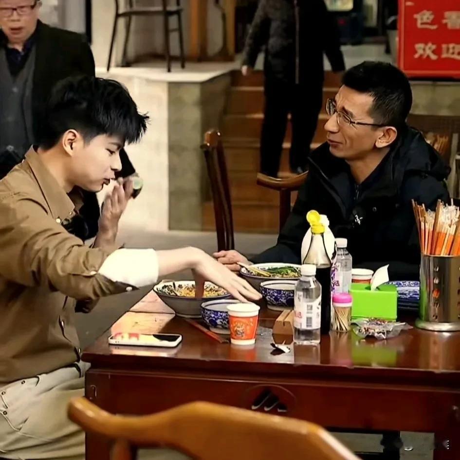 小孙给自建房直播定调，
主打一个非专业。
小孙说，
我们在app直播，
就是要轻