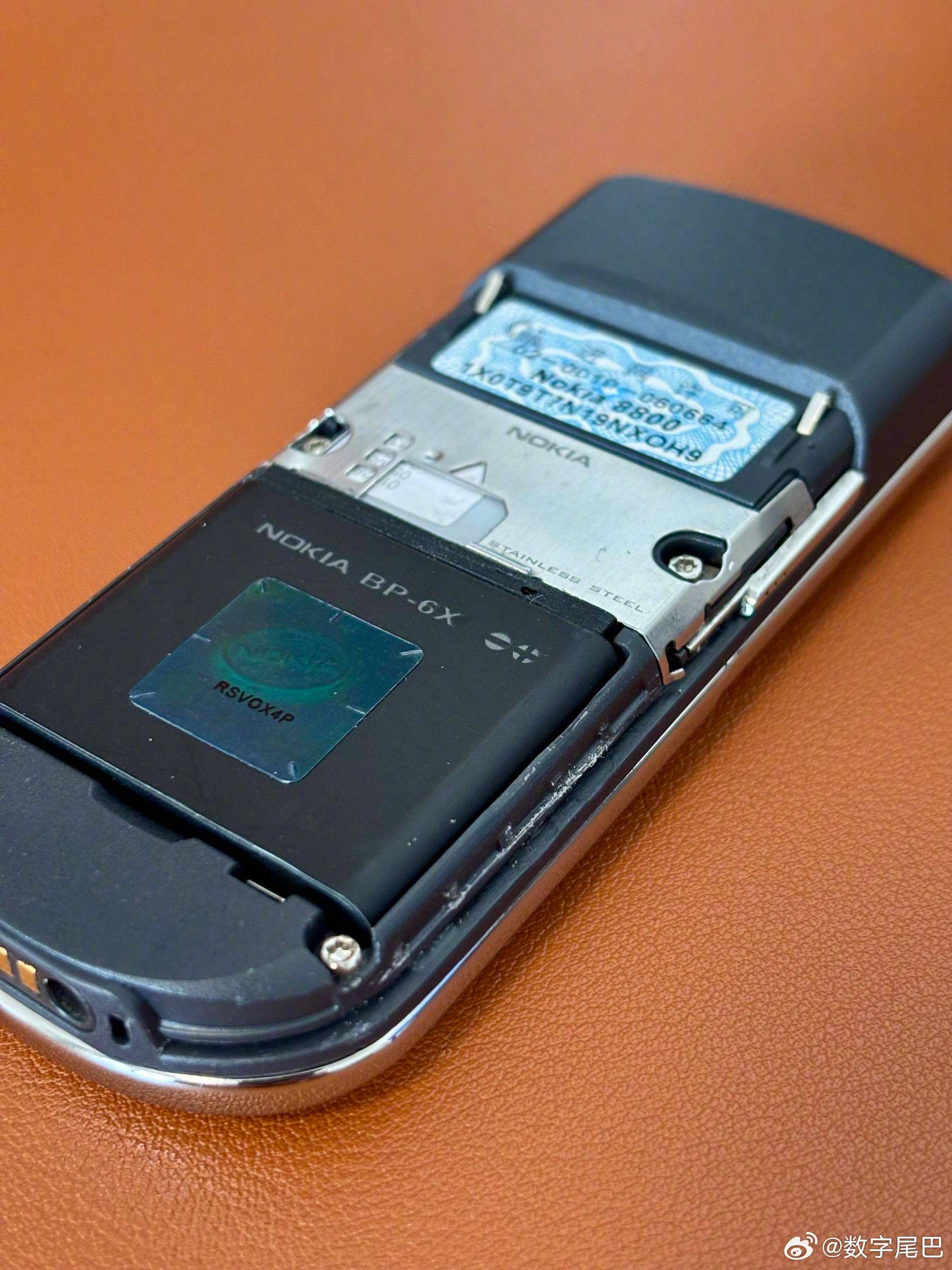 怀旧小抽屉 20 年前，第一次见到诺基亚 8800，是在一个大佬的饭局上。桌上的