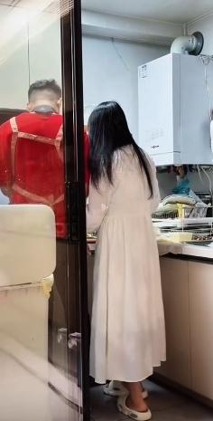 徐子崴穿着红衣黑裤，带着围裙亲自下厨做饭了，罗姣身穿白色连衣裙在旁边打下手，二人